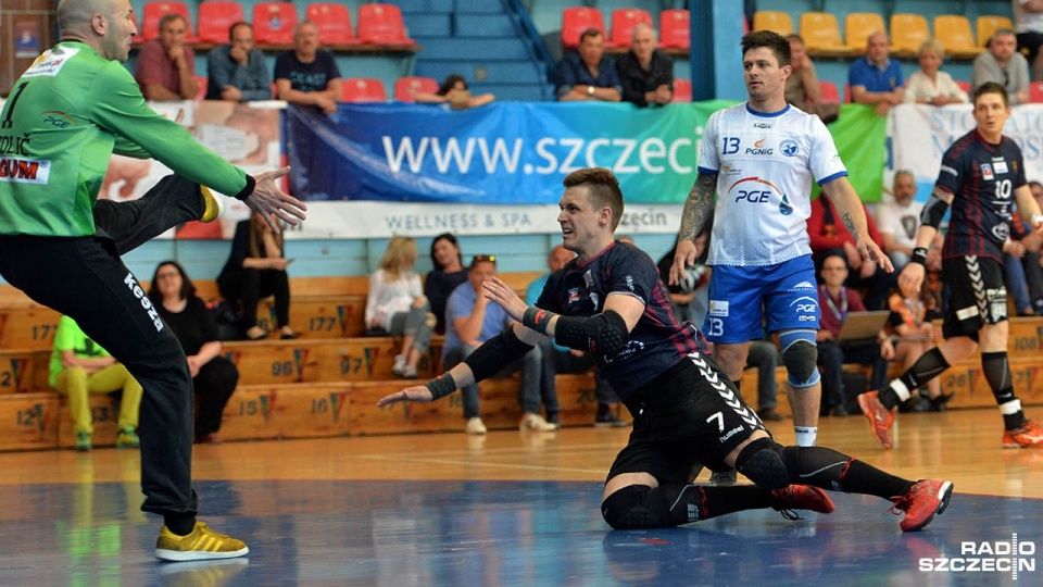 Piłkarze ręczni Pogoni Szczecin Handball przegrali w piątek u siebie ze Stalą Mielec 27:30 i będą walczyć w barażach o utrzymanie w Superlidze. Fot. Łukasz Szełemej [Radio Szczecin]