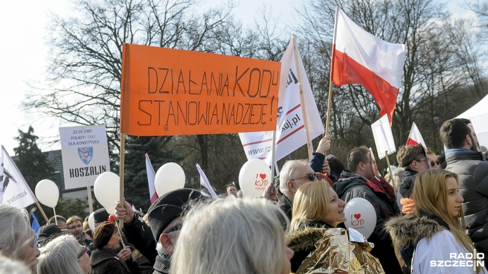 Jeden z protestów zwolenników KOD-u w Szczecinie. Fot. Jarosław Gaszyński [Radio Szczecin/Archiwum]