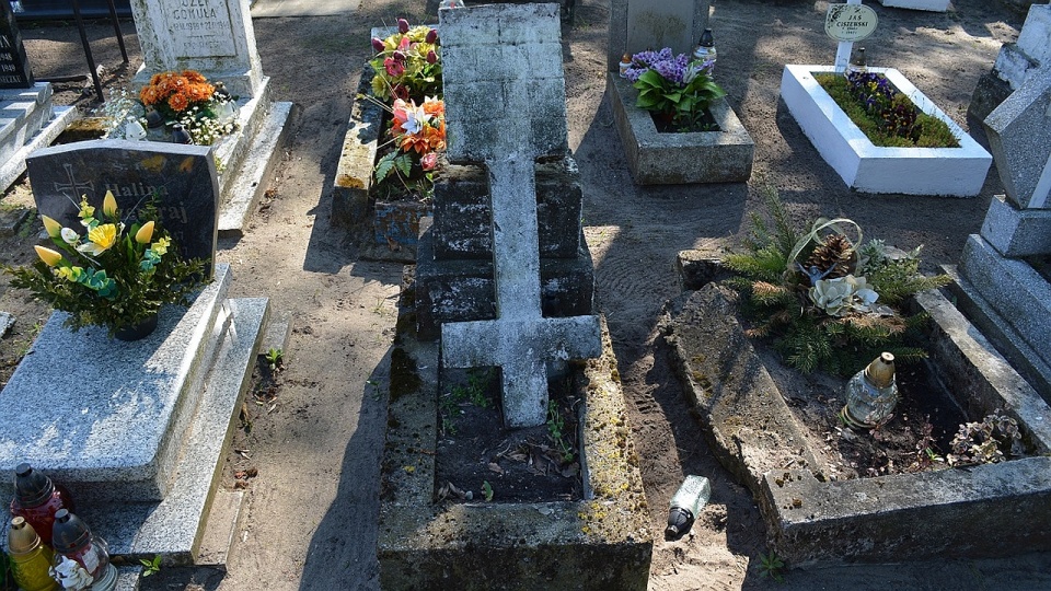 Zniszczone groby w Stepnicy. Fot. KW Policji