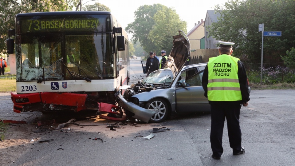 Dwa samochody osobowe i autobus komunikacji miejskiej linii 73 zderzyły się przy skrzyżowaniu ulic Bryczkowskiego i Fiołkowej w Wielgowie. Fot. Łukasz Szełemej [Radio Szczecin]