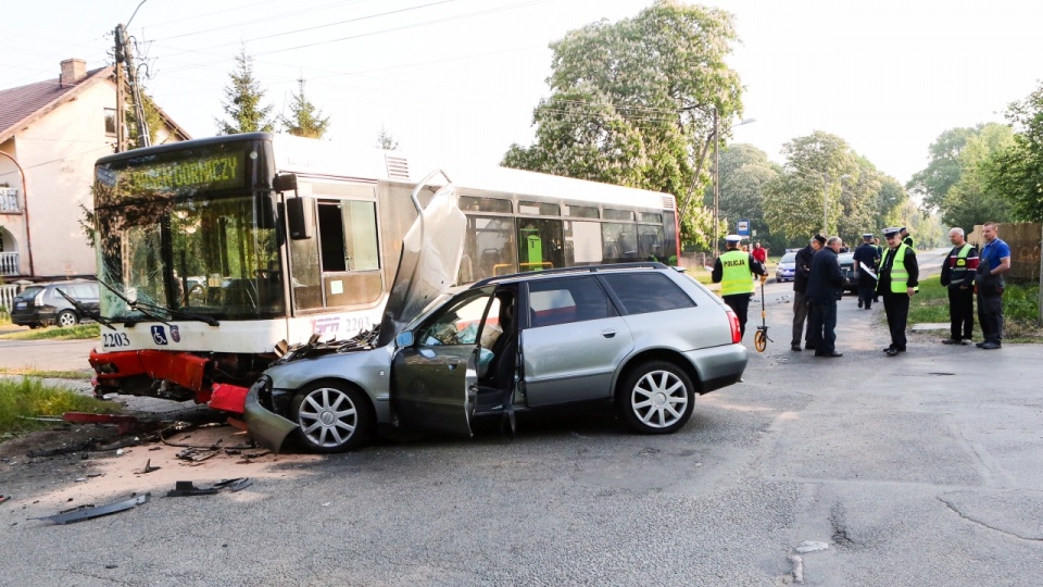 Dwa samochody osobowe i autobus komunikacji miejskiej linii 73 zderzyły się przy skrzyżowaniu ulic Bryczkowskiego i Fiołkowej w Wielgowie. Fot. Łukasz Szełemej [Radio Szczecin]