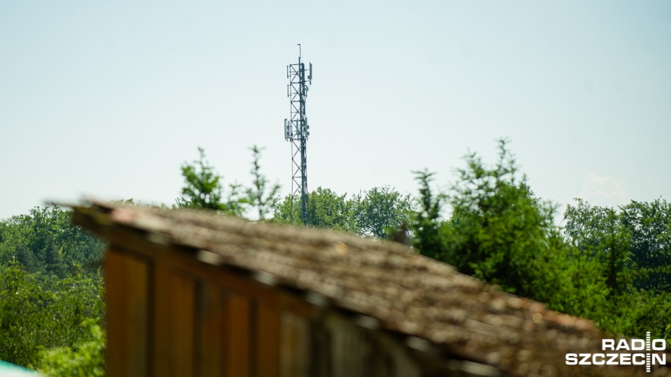 Ponad 60-metrowy maszt telekomunikacyjny ma stanąć w centrum szczecińskich Jezierzyc. Fot. Konrad Nowak [Radio Szczecin]