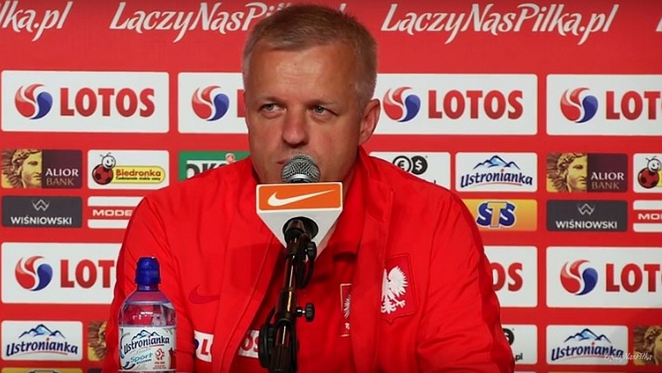 Podczas konferencji prasowej w La Baule lekarz reprezentacji Jacek Jaroszewski mówił, że wszyscy nasi zawodnicy są zdrowi, z jednym wyjątkiem. Fot. www.laczynaspilka.pl