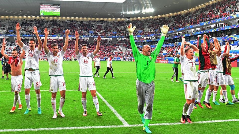 Nie było okazji, aby podziwiać dresy bramkarza Węgrów Gabora Kiralego. Taki ubiór goalkeepera to teraz wyjątek, ale ważniejsze jest też to, że Kiraly pobił rekord najstarszego piłkarza, jaki kiedykolwiek wystąpił na mistrzostwach Europy. Fot. twitter.com/