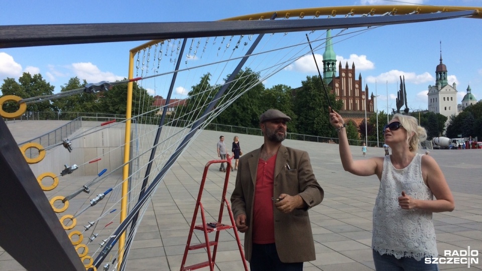 Gigantyczna harfa stanęła na placu Solidarności w Szczecinie. Fot. Wojciech Zagaj [Radio Szczecin]