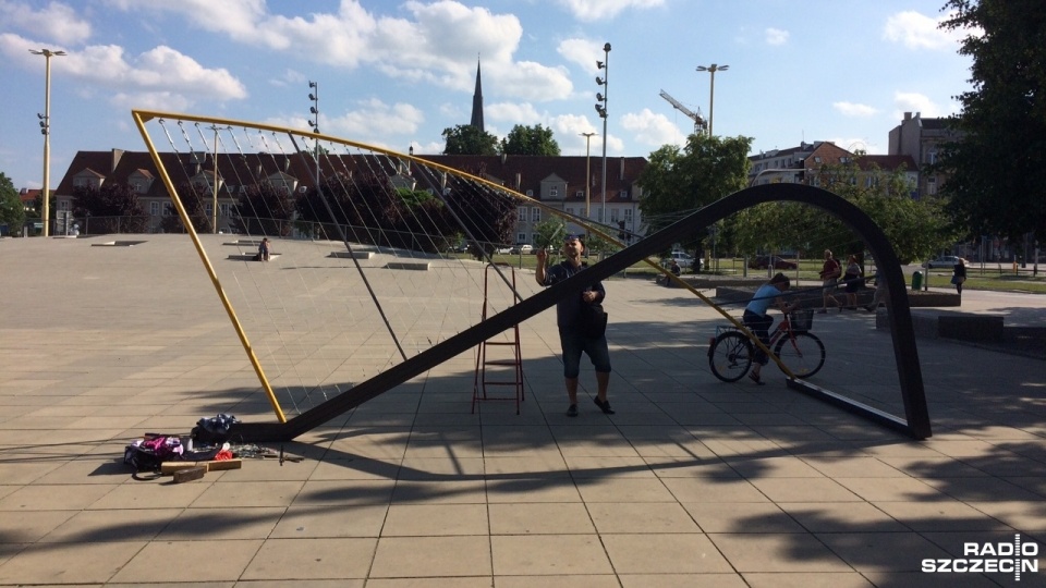 Gigantyczna harfa stanęła na placu Solidarności w Szczecinie. Fot. Wojciech Zagaj [Radio Szczecin]