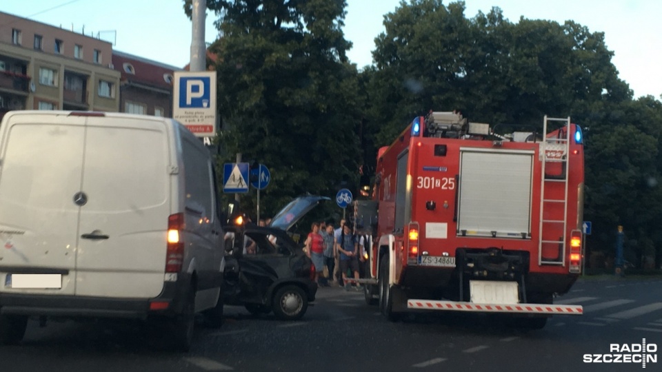 Auto osobowe i samochód dostawczy zderzyły się na pl. Żołnierza Polskiego w Szczecinie. Fot. Anna Łukaszek [Radio Szczecin]
