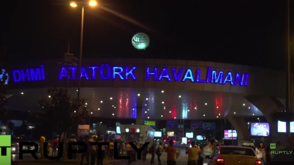 Do zamachów doszło na lotnisku w Stambule. Fot. www.youtube.com/Ruptly TV