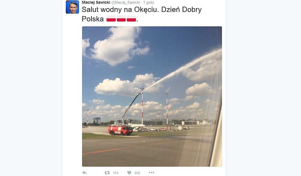 Na płycie lotniska Chopina w Warszawie samolot przywitał salut wodny. Zdjęcie z Twittera sekretarza generalnego PZPN-u. Fot. twitter.com/Maciej_Sawicki