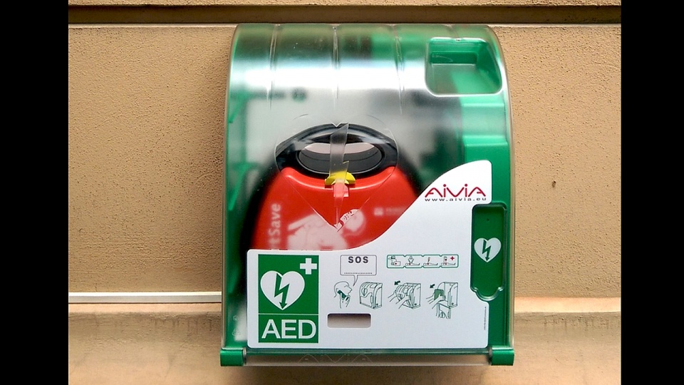 Defibrylator AED. Fot. wikipedia.org
