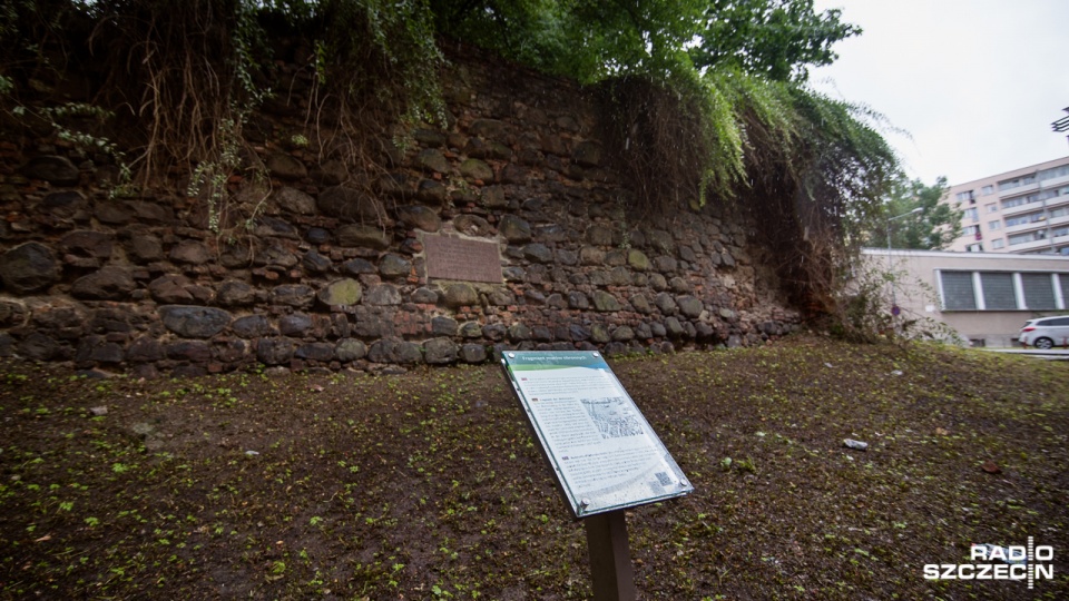 Średniowieczny mur na ul. Podgórnej popada w ruinę. Fot. Konrad Nowak [Radio Szczecin]