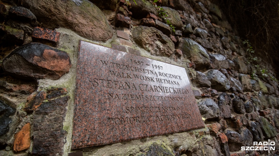Średniowieczny mur na ul. Podgórnej popada w ruinę. Fot. Konrad Nowak [Radio Szczecin]