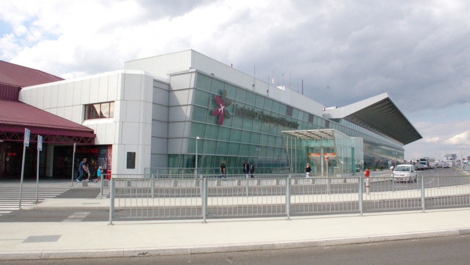 Lotnisko Chopina – Terminal A (po lewej starsza część terminalu A przed przebudową). Fot. www.wikipedia.org/Wistula