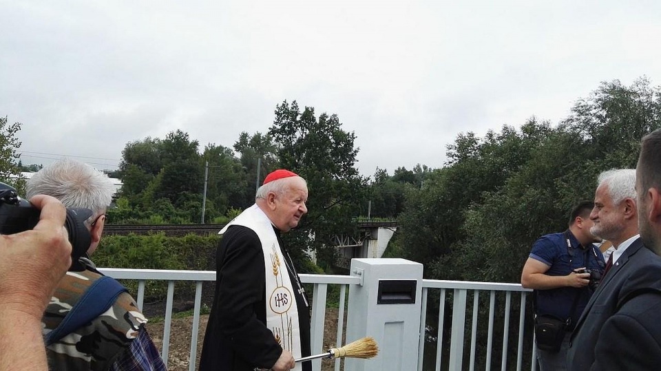 Kardynał Stanisław Dziwisz podczas święcenia Mostu Miłosierdzia. Fot. Facebookk Sanktuarium Bożego Miłosierdzia