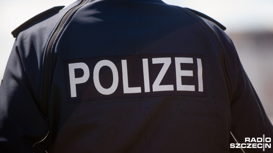 Ręcznie namalowaną flagę tzw. Państwa Islamskiego znaleźli niemieccy policjanci w pokoju 17-letniego Afgańczyka. Fot. Konrad Nowak [Radio Szczecin]