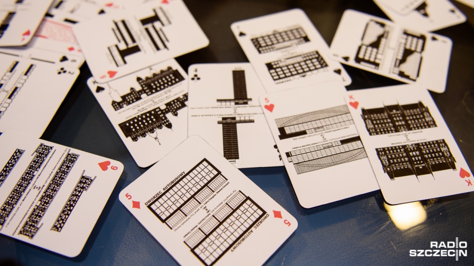 Talię kart do gry przedstawiającą szczecińskie budynki stworzył architekt Tomasz Sachanowicz. Fot. Konrad Nowak [Radio Szczecin]