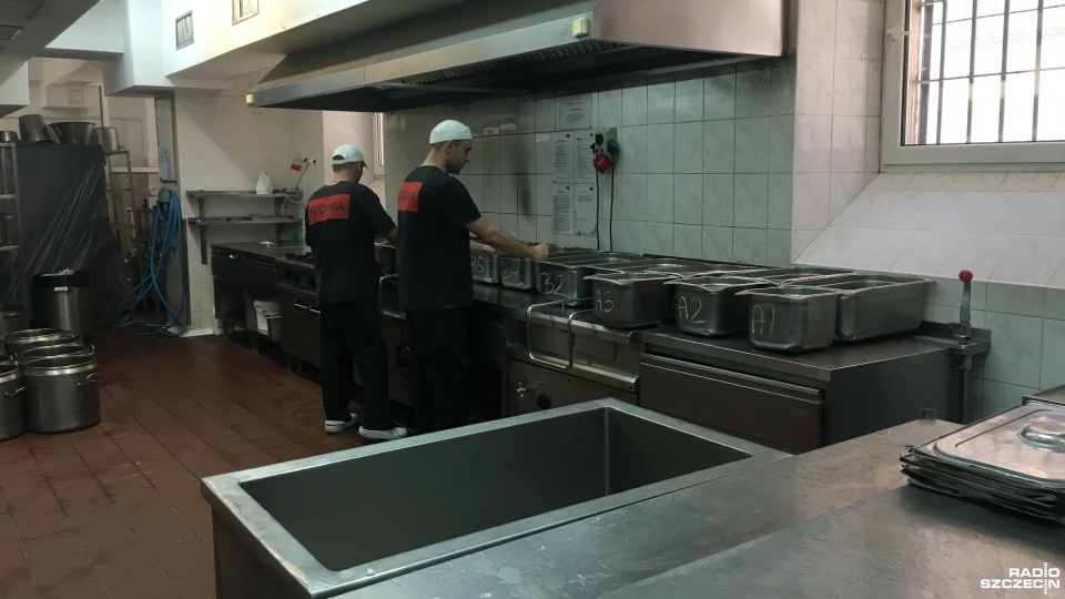 Posiłki w dużej kuchni dla około pół tysiąca osób przygotowuje 12 osadzonych, teraz wedle 19 diet. Fot. Anna Łukaszek [Radio Szczecin]