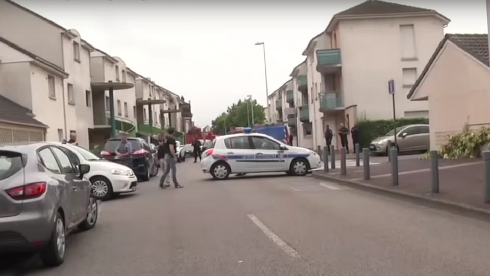 Policja na miejscu zamachu na kościół w Saint-Etienne-du-Rovray. Fot. Ruptly TV