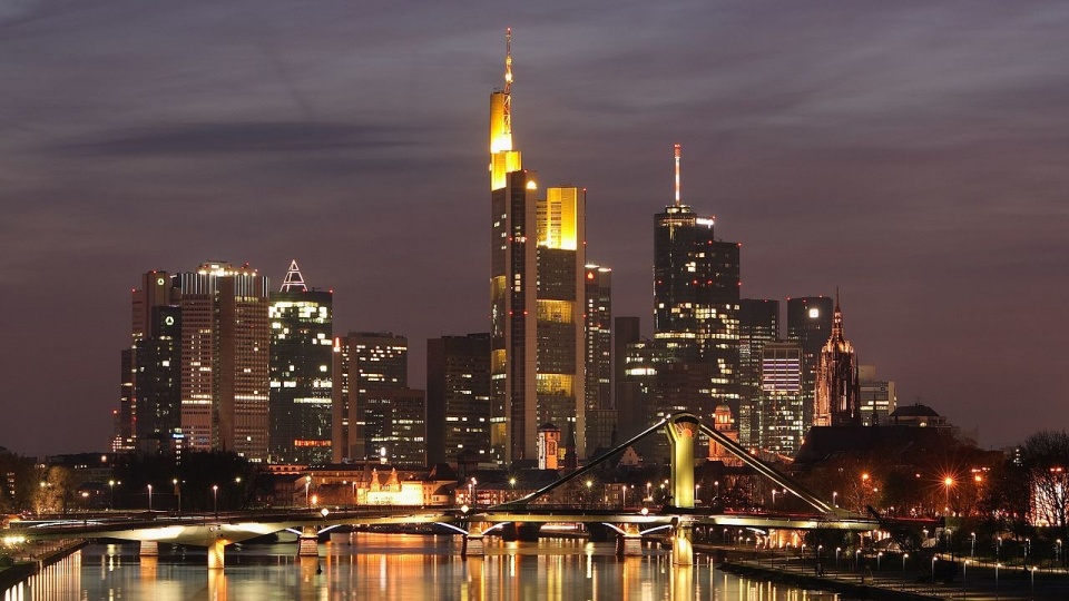 Frankfurt nad Menem nocą, centrum finansowe Niemiec. Fot. www.wikipedia.org / Nicolas Scheuer