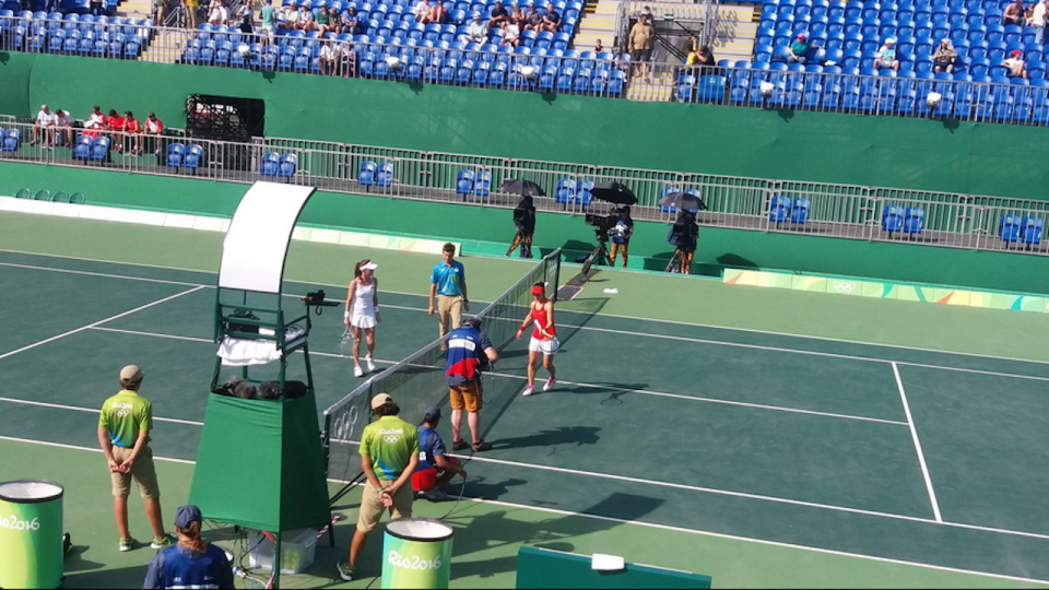 Agnieszka Radwańska i Saisai Zheng przed rozpoczęciem pojedynku. Fot. ITF Olympic Tennis Twitter