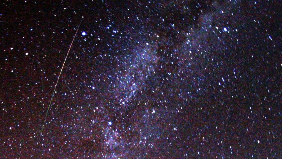 Meteor z roju Perseidów widoczny po lewej stronie Drogi mlecznej. Fot. Brocken Inaglory, www.wikipedia.org/Mbz1