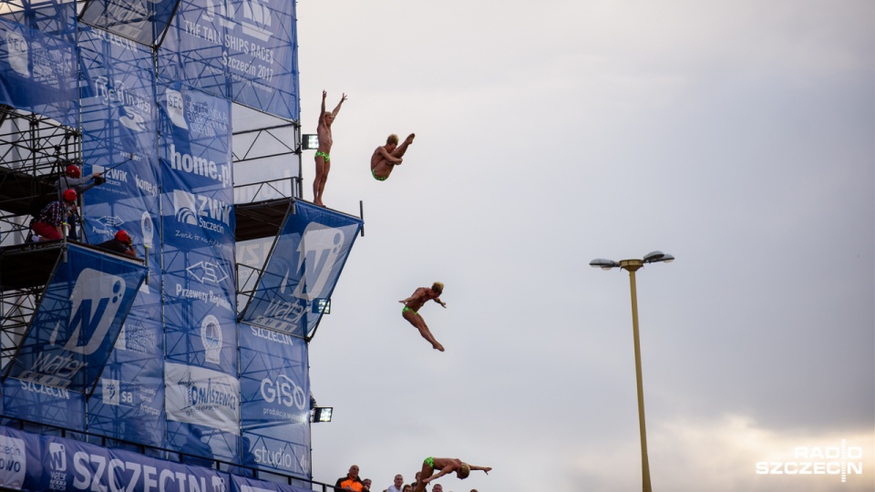 Akrobatyczne skoki do wody z 20, 22 i 27 metrów, czyli tzw. High Diving, można było oglądać w sobotę w Szczecinie. Fot. Konrad Nowak [Radio Szczecin]