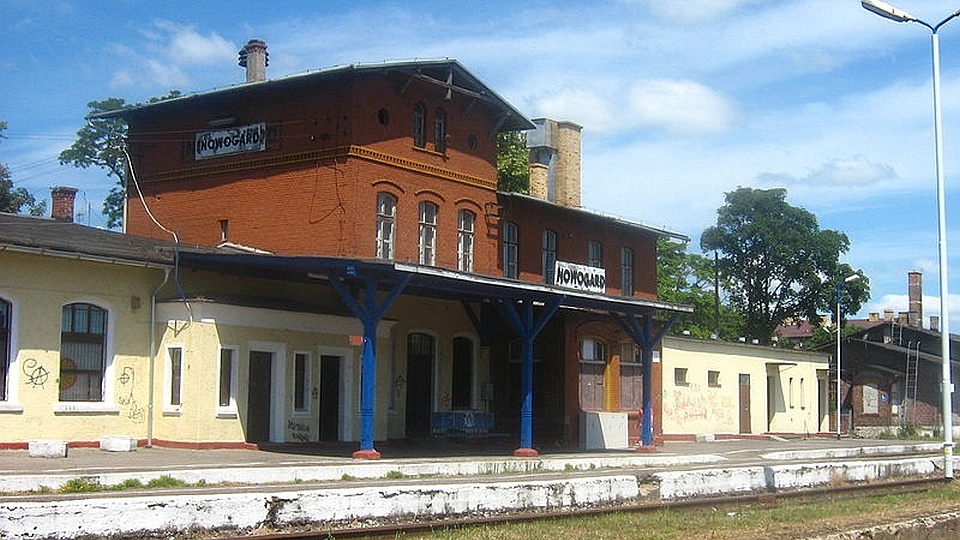 Stacja kolejowa w Nowogardzie. Fot. wikimedia.org/Radosław Drożdżewski