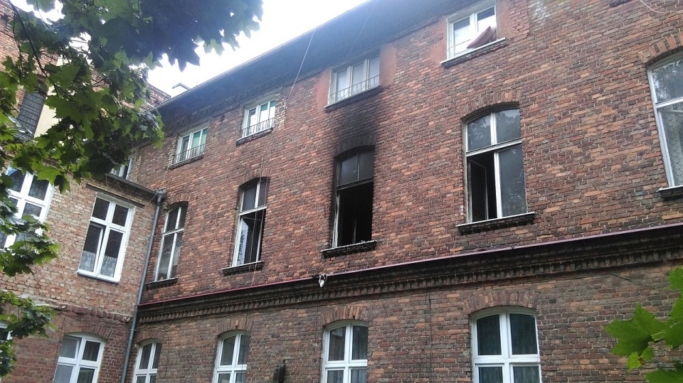 Pożar w mieszkaniu na pierwszym piętrze kamienicy przy ul. Wawrzyniaka w Szczecinie ugasili w nocy strażacy. Fot. Dawid Siwek [Radio Szczecin]