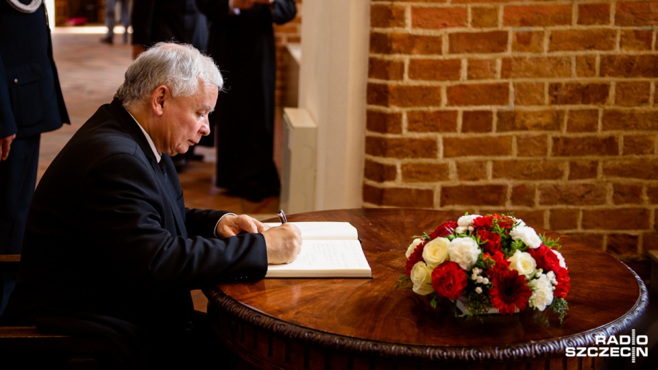 Jarosław Kaczyński wpisał się do księgi kondolencyjnej. Fot. Konrad Nowak [Radio Szczecin]