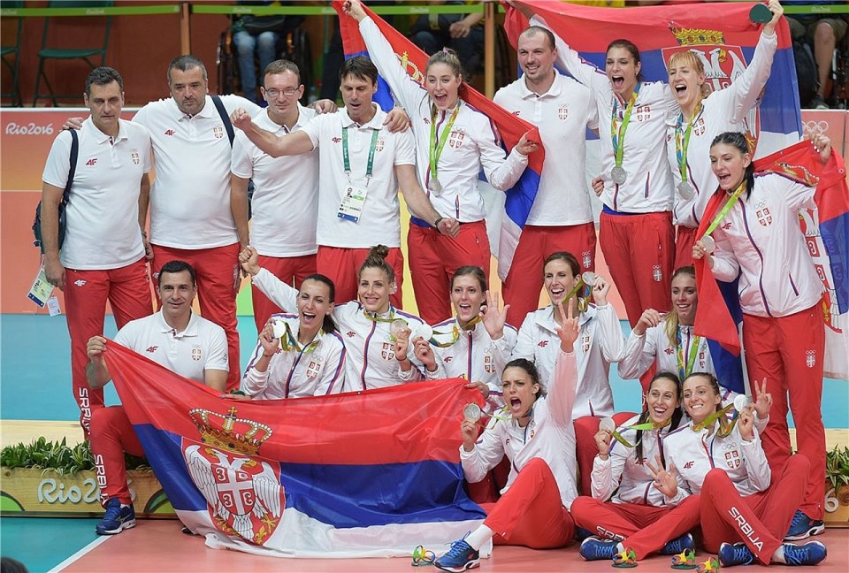 Stefana Veljković (pierwsza z lewej w najniższym rzędzie) ze srebrnym medalem olimpijskim. Fot. rio2016.fivb.com