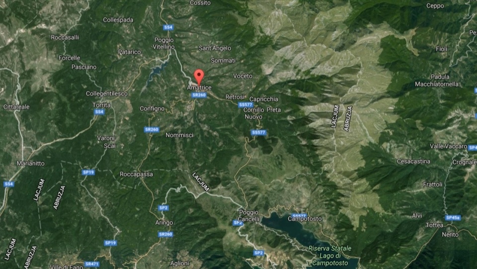 Pod gruzami mogą być jednak kolejne ofiary - między innymi w mieście Amatrice, gdzie zawaliło się wiele budynków. Fot. www.google.pl/maps