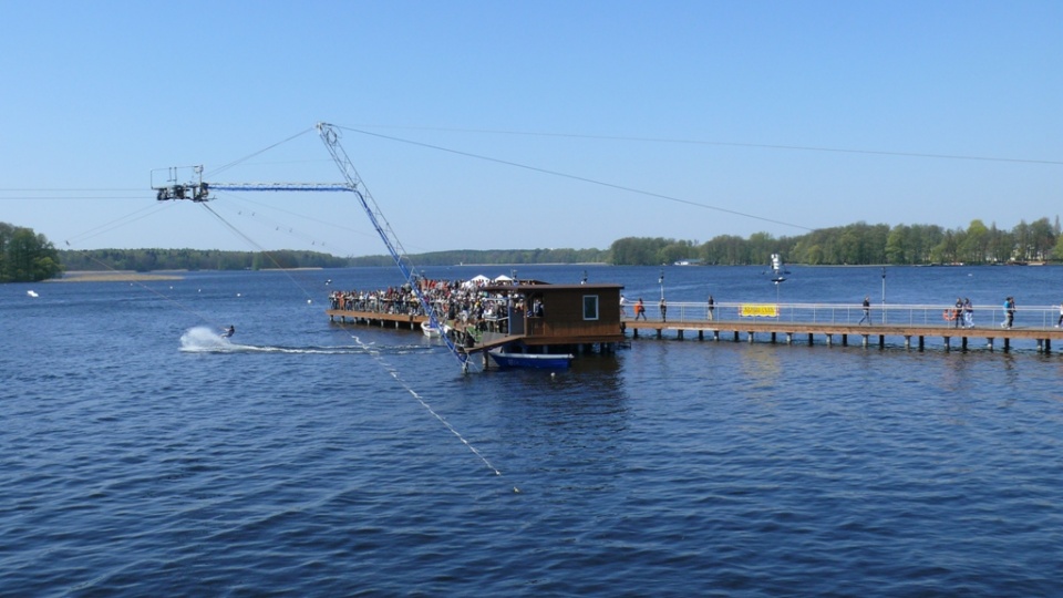 Jezioro Trzesiecko na terenie miasta Szczecinek. Fot. www.wikipedia.org / SAPiK