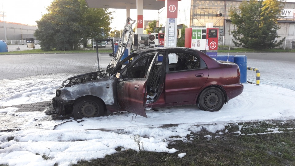 Samochód osobowy spłonął na stacji benzynowej przy ulicy Milczańskiej w Szczecinie. Fot. Tomasz Gontarz