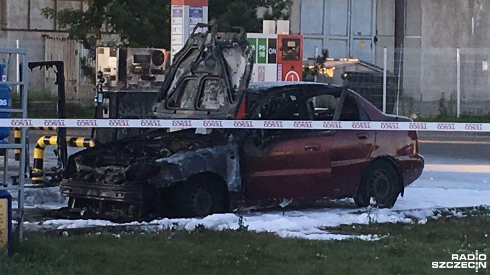 Samochód osobowy spłonął na stacji benzynowej przy ulicy Milczańskiej w Szczecinie. Fot. Sebastian Roszkowski [Radio Szczecin]