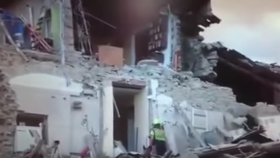 Wciąż wielu mieszkańców miejscowości nawiedzonych przez trzęsienie ziemi uważa się za zaginionych. Fot. youtube