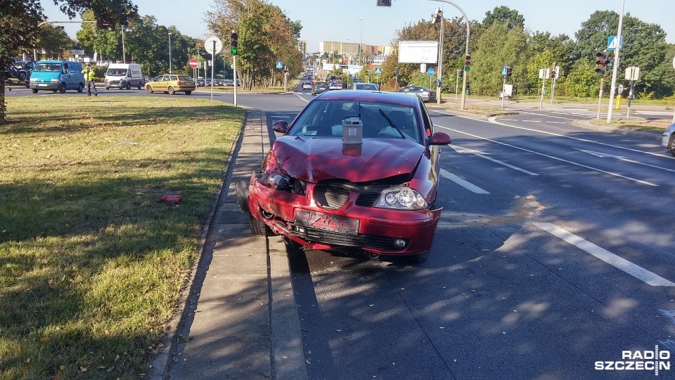 Uwaga kierowcy wypadek na Mieszka I, przy Białowieskiej. Zderzyły się dwa auta, dwie osoby są ranne. Fot. Marek Borowiec [Radio Szczecin]