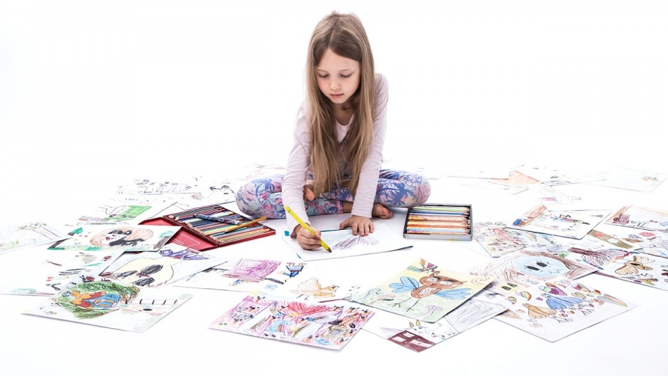 Dorota Kościukiewicz-Markowska zamierza wydać 15 bajek ilustrowanych przez jej sześcioletnią córkę Maję. Fot. Archiwum prywatne