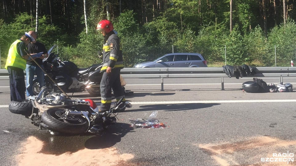Motocyklista uderzył w tył samochodu na obwodnicy Miękowa. Fot. Piotr Sawiński [Radio Szczecin]