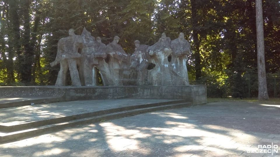 Na Cmentarzu Żołnierzy Radzieckich w Chojnie znajduje się pomnik autorstwa szczecinianina Czesława Wronki, przedstawiający żołnierzy uzbrojonych w karabiny. Fot. Alicja Szymańska [Radio Szczecin]