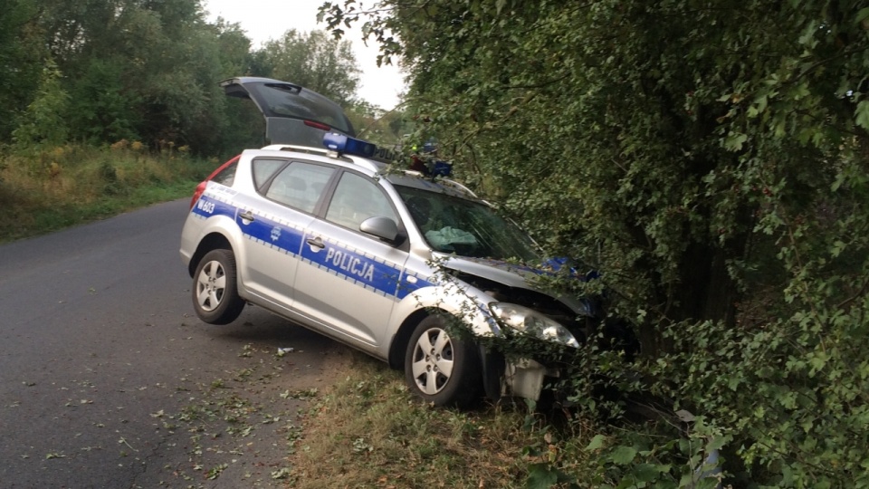 Dwóch policjantów trafiło do szpitala po wypadku, do jakiego doszło w piątek rano na ulicy Długiej w Mierzynie. Fot. Internauta Jacek.