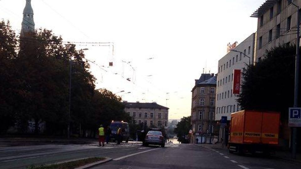 Pękła rura o przekroju 200 milimetrów przy hotelu Novotel w Szczecinie. Fot. Radek Parzych