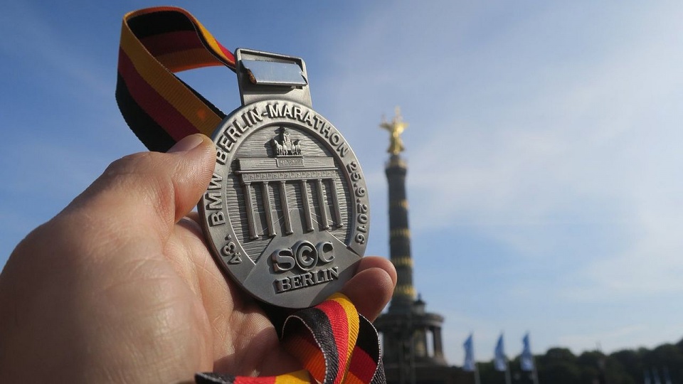 Medal za ukończenie maratonu w Berlinie. Fot. Arkadiusz Skrzypiński Twitter