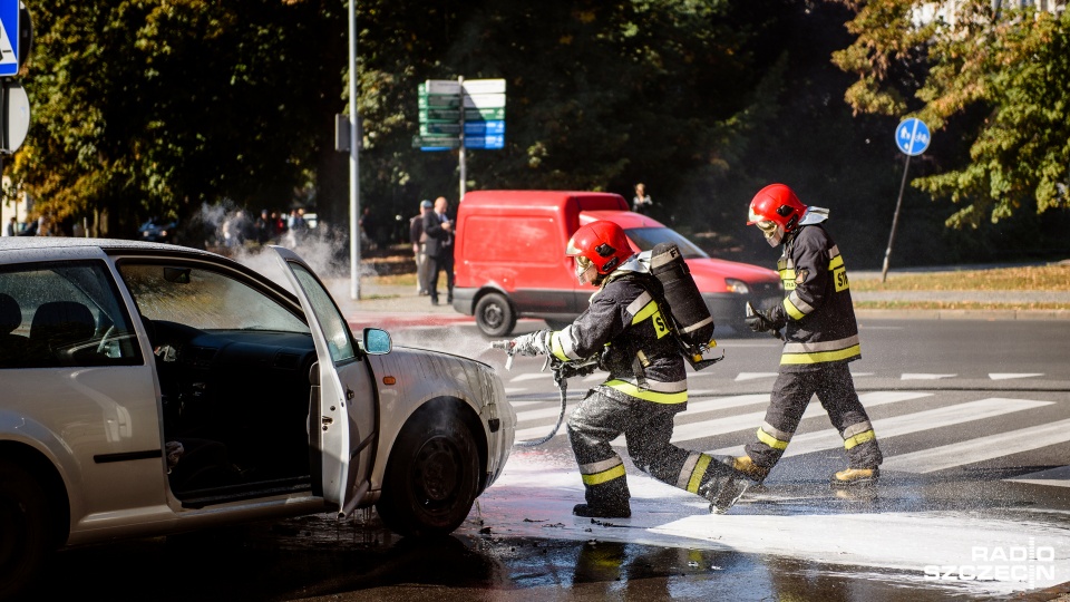 Samochód osobowy palił się w centrum Szczecina. Fot. Konrad Nowak [Radio Szczecin]