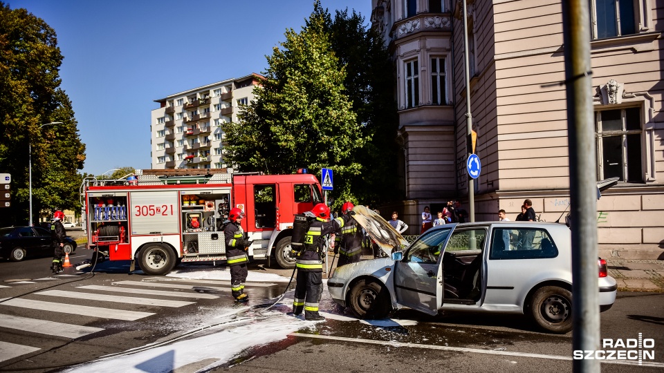 Samochód osobowy palił się w centrum Szczecina. Fot. Konrad Nowak [Radio Szczecin]