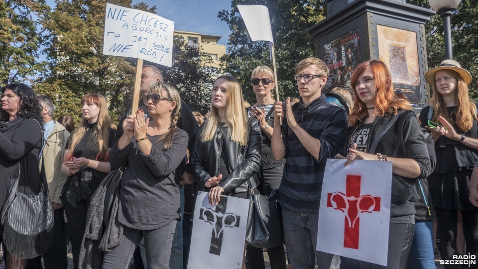 Protest w obronie praw kobiet na pl. Grunwaldzkim w Szczecinie. Fot. Michał Król [Radio Szczecin/Archiwum]