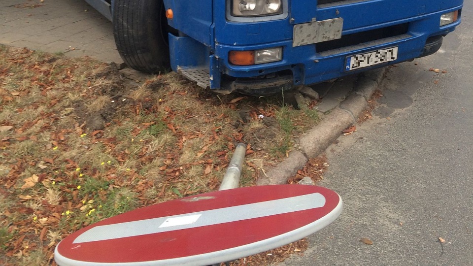 Zepsuta ciężarówka utrudnia ruch na 26 Kwietnia. Fot. Jacek Mrówczyński