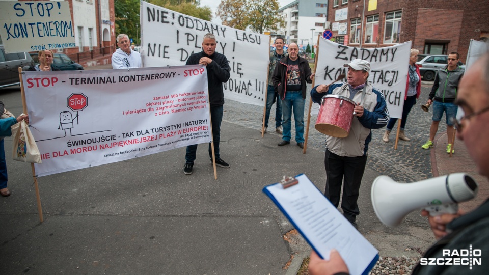 Protest przeciwko budowie terminala kontenerowego w Świnoujściu. Fot. Olaf Nowicki [Radio Szczecin]