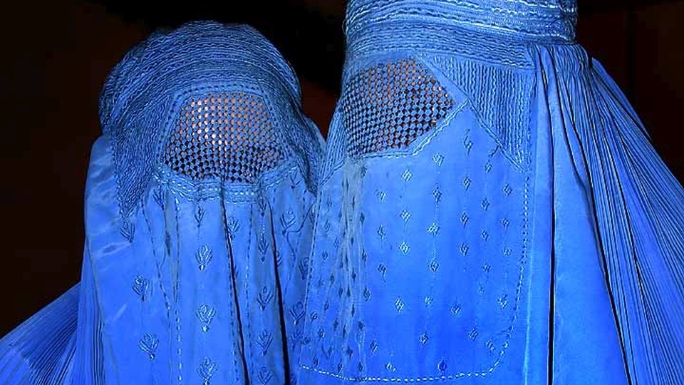 Burka to rodzaj nieprzezroczystego przykrycia głowy, noszonego dodatkowo oprócz chusty przez muzułmanki przestrzegające purdah. Fot. www.wikipedia.org / Steve Evans
