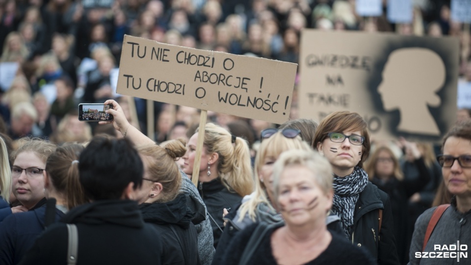 Czarny protest w Szczecinie. Manifestacja na pl. Solidarności. Fot. Olaf Nowicki [Radio Szczecin]