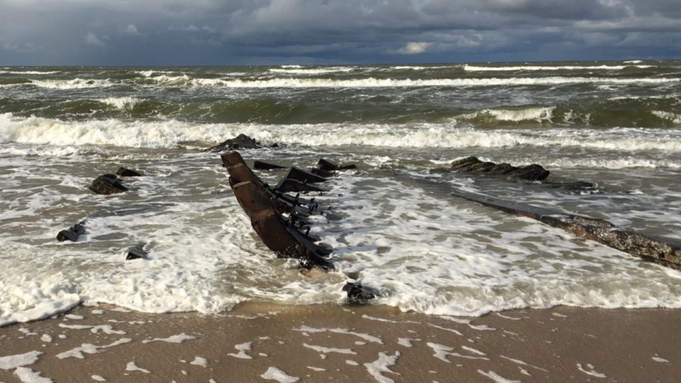 Wrak drewnianej łódzi z XIX wieku wciąż jest na plaży. Fot. Czytelnik Rafał